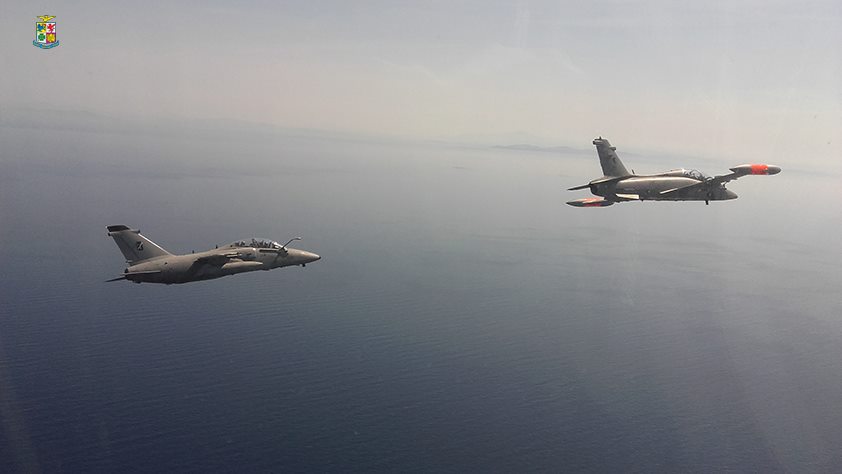 ItalianAirForce's tweet photo. Volo in coppia per un #AMX e un #MB339CD #AeronauticaMilitare #latuasquadrachevola https://t.co/JeFc93o1mu