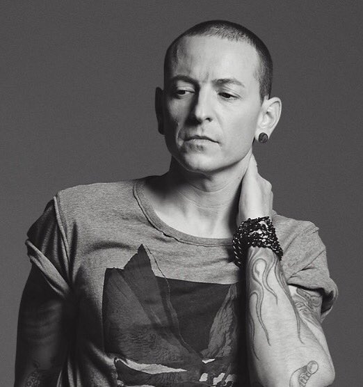 WeberKerstin's tweet photo. Wie sehr muss man gelitten haben, wenn das Gehen weniger schmerzt, als das Bleiben? #Chester #Bennington #LinkinPark https://t.co/wtLOiRu6Hw
