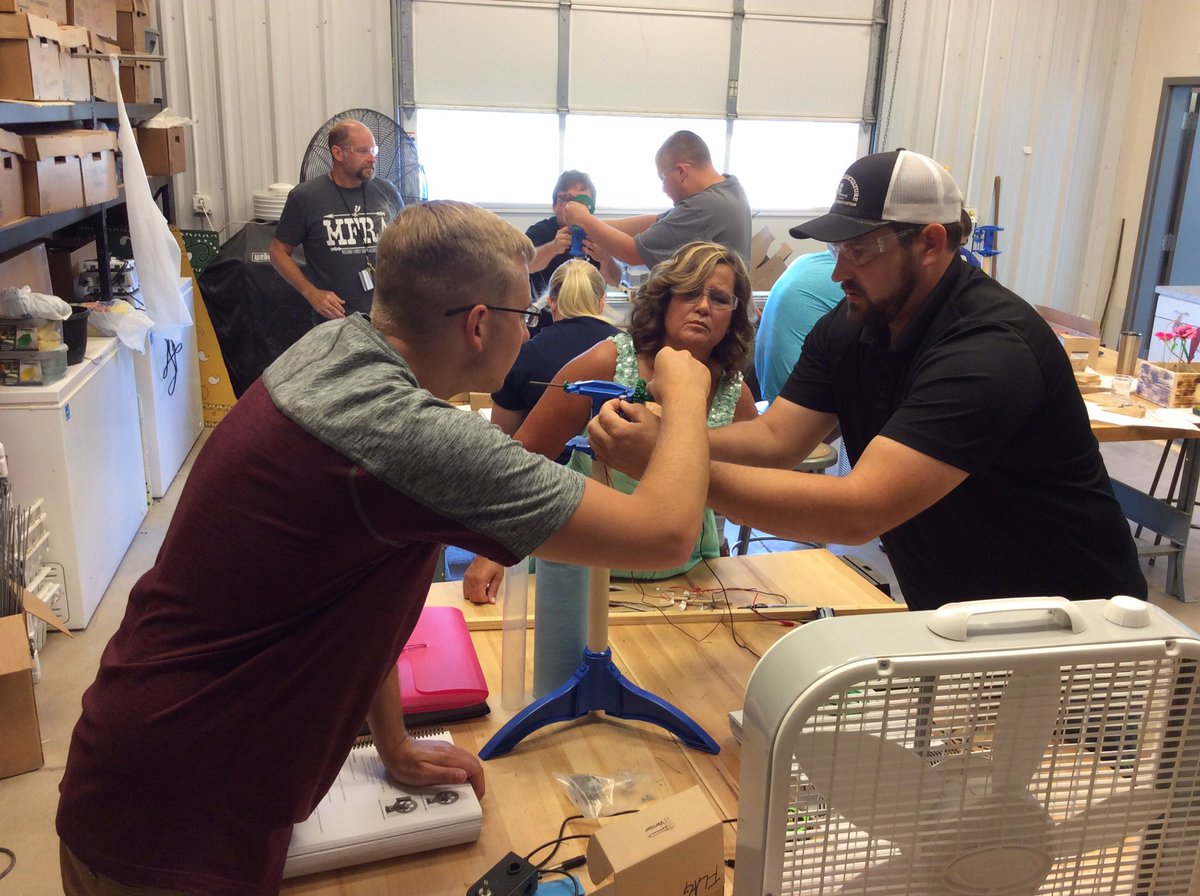 meyermar51's tweet photo. Which combination of gears and blades will produce the most power? High level problem @ATUCASE17 @case4learning @ATUAgri @drrbowen #APTNerds https://t.co/VU82m2EOjf