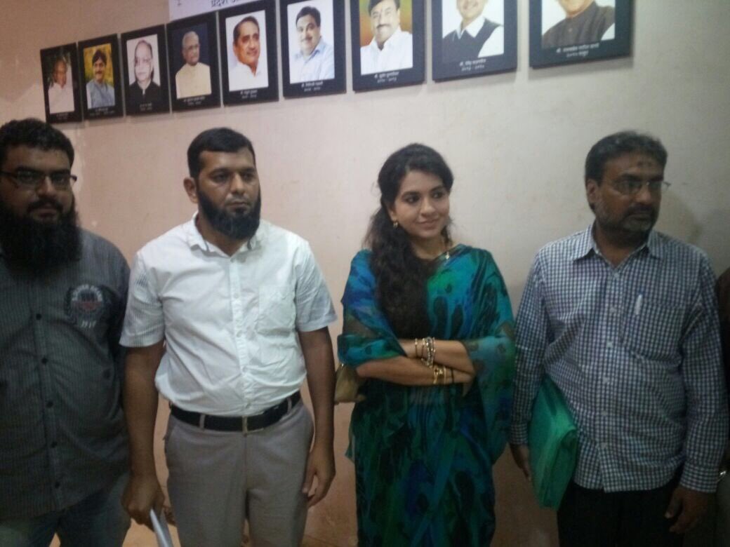 ShainaNC's tweet photo. Assured Mahim residents will speak to @MumbaiPolice and #shivdeep Lande @antinarcotics to sort drug menace thru forum angst drugs and aids. https://t.co/Ya1uTkJDj9
