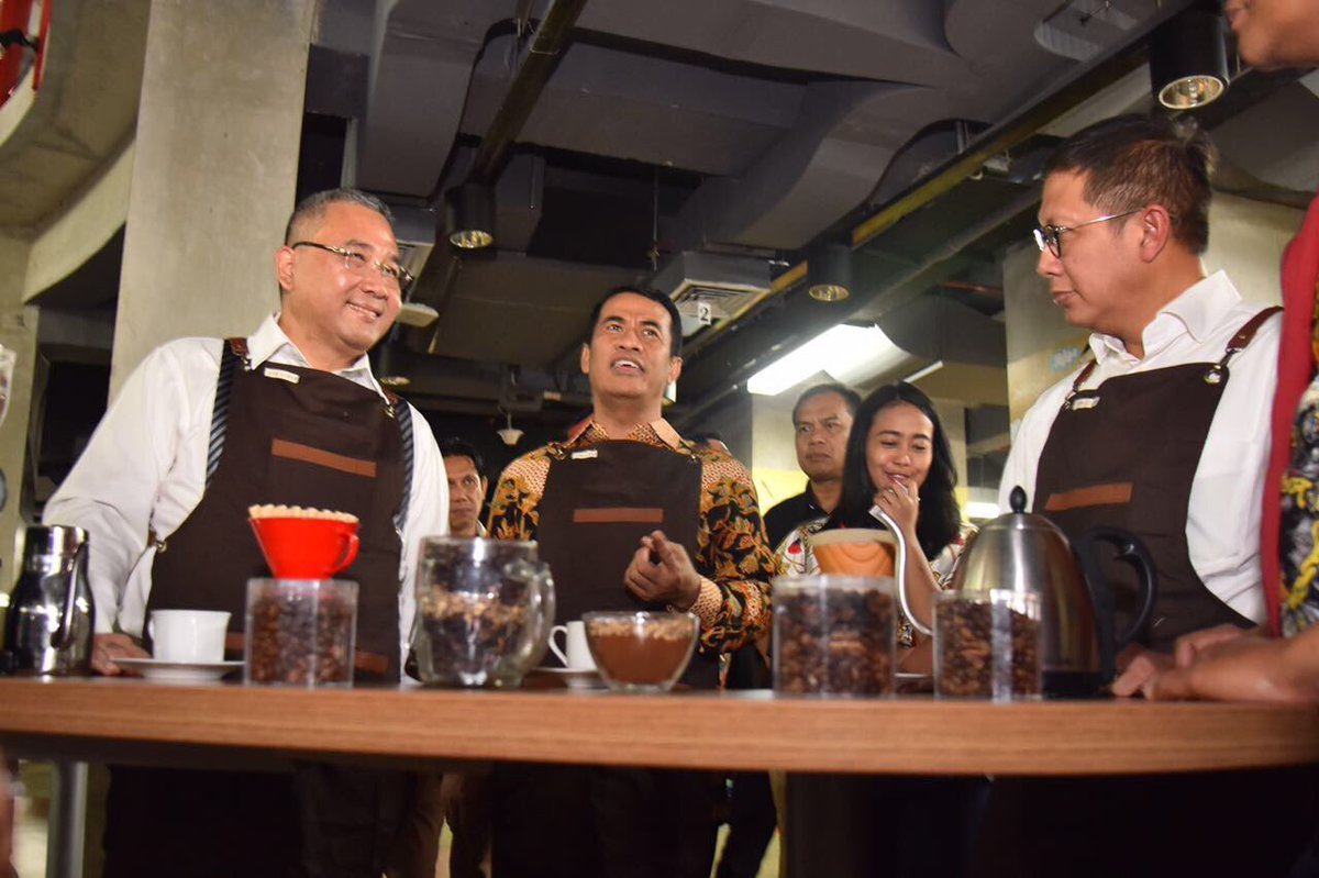 Testing kopi dan promosi kopi Indonesia di Kantor Redaksi Tempo bersama Mentan, Menag dan pimpinan redaksi Tempo. <a href="/KemenDesa/">Fast Track Travel</a> @PokjaDesa