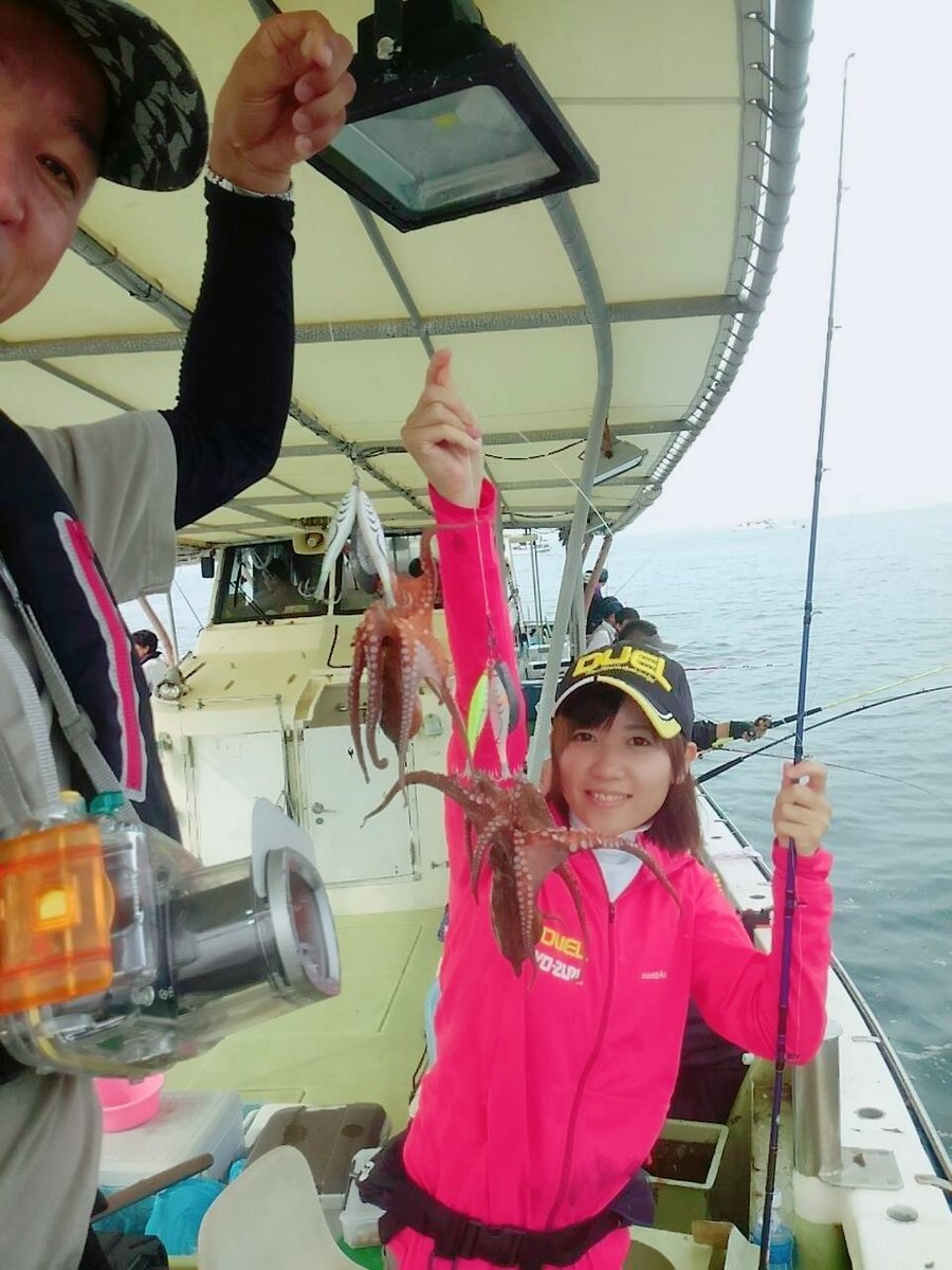 涼宮菜月 お知らせ 本日発売のサンケイスポーツ特別版 釣りズバッと関西 第２号 イカタコざんまい特集にて Duelの釣りガールとして タコ釣りに行ってきました 爆釣し カメラマンさんもタコ釣り体験をチラリ W 笑 楽しい釣行でした 是非買って