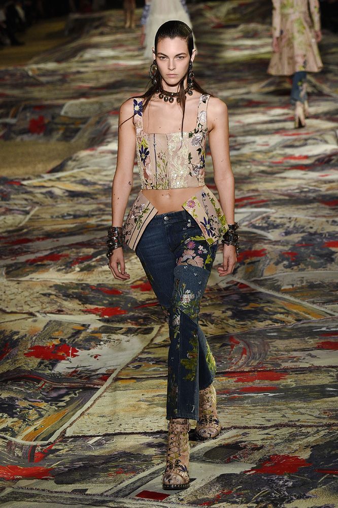 accessrunway's tweet photo. Alexander McQueen Spring/Summer 2017 #Paris SS17 Shows https://t.co/290WJNV4kL 
#pfw #fashionshow #runway #fashion https://t.co/J5h0JkvFYa