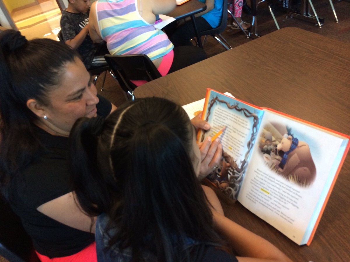 MrsCarter_SMSD's tweet photo. Excited parents + hard-working students = one happy teacher👩🏽‍🏫&amp; some amazing enagagement, collaboration, &amp; reading w/ families! #ELLStepUp https://t.co/5frUCw6VHK
