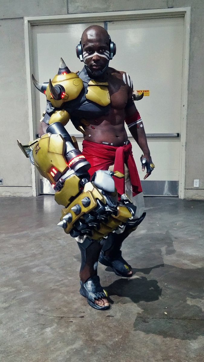 unrooolie's tweet photo. It's over!! Give this man the prize, didn't think I'd see a doomfist cosplay so soon. Props to @HenchStudios on the arm https://t.co/MPK2K8sQgd