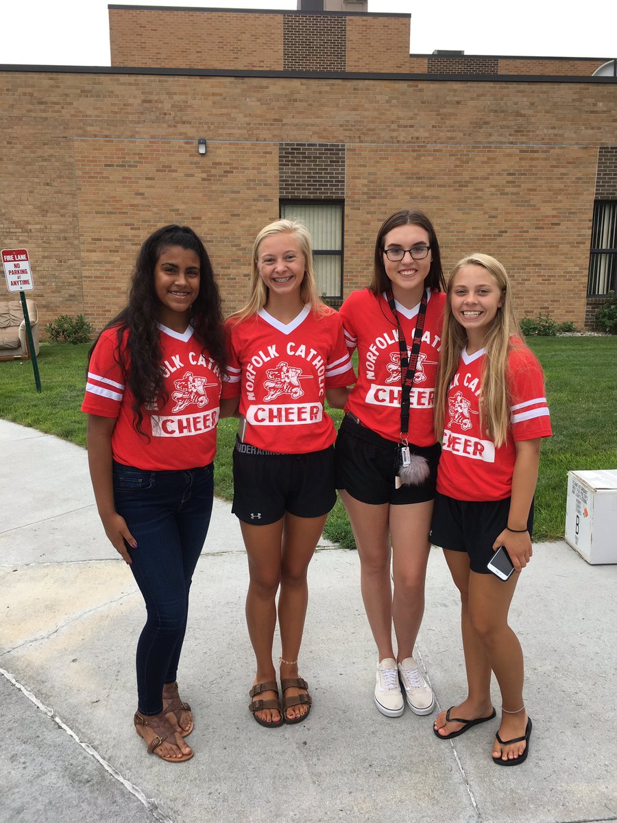 CheerNchs's tweet photo. Thanks to cheerleaders who volunteered today at @SacredHeartNflk white elephant sale! https://t.co/f5sJX0kQeM