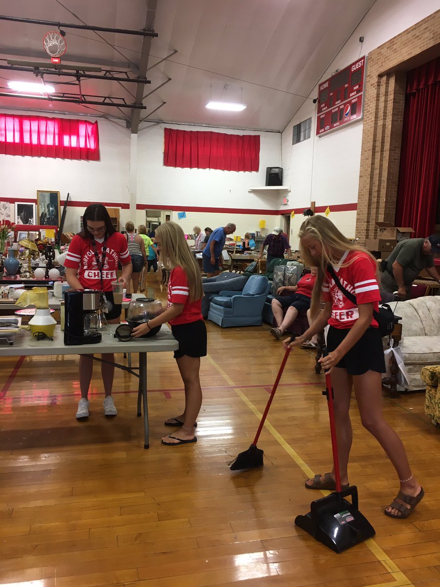 CheerNchs's tweet photo. Thanks to cheerleaders who volunteered today at @SacredHeartNflk white elephant sale! https://t.co/f5sJX0kQeM