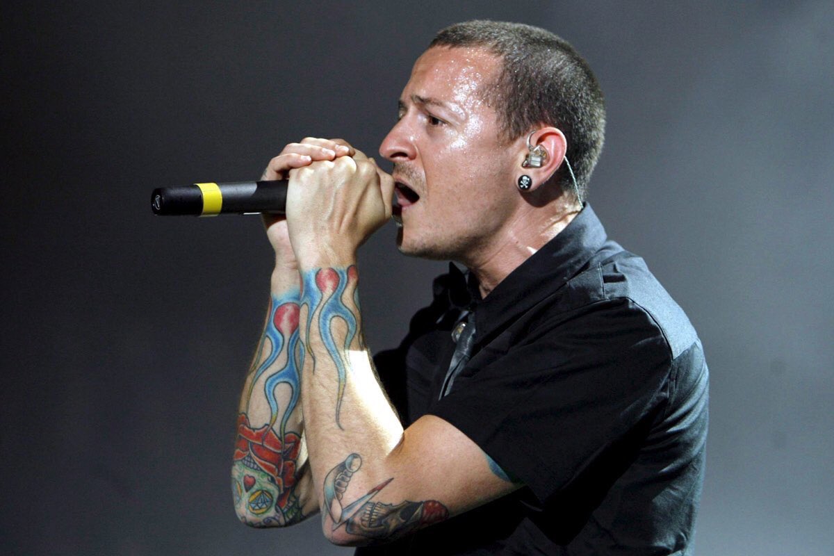 Colin_Linus's tweet photo. 锒铛岁永远的陪伴，只想呐喊。RIP Chester Bennington.Leave out all the rest. https://t.co/oNzYDeYDyr
