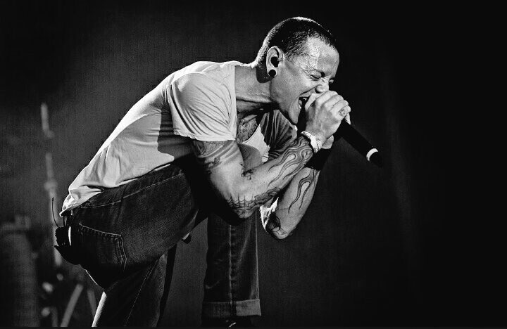 Colin_Linus's tweet photo. 锒铛岁永远的陪伴，只想呐喊。RIP Chester Bennington.Leave out all the rest. https://t.co/oNzYDeYDyr