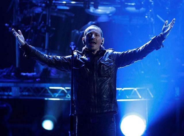 Reuters's tweet photo. Linkin Park singer Bennington dead in apparent suicide: coroner https://t.co/fCeoWpzbru https://t.co/QWxol8oBE7