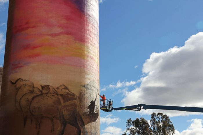 abclandline's tweet photo. Larger than life outback landscape is #Queensland's newest silo artwork https://t.co/rUq32VUDzu https://t.co/fd67QPEmvc