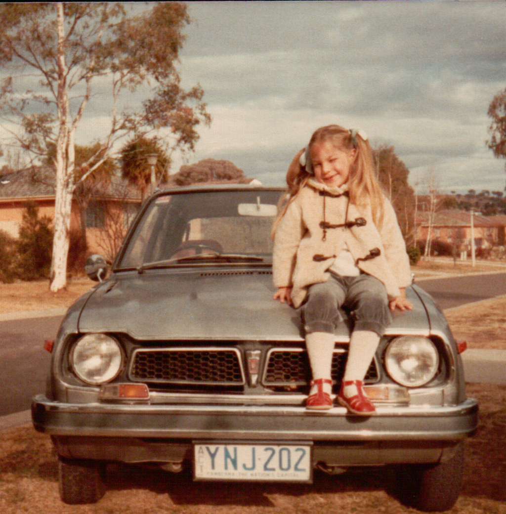 RhyleeJoy's tweet photo. when I was cool & posed with cars & apparently knickerbockers were a thing #flashbackfriday #fridayfeels #basicallyamodel #catsofinstagram https://t.co/7yKlOGc1uz