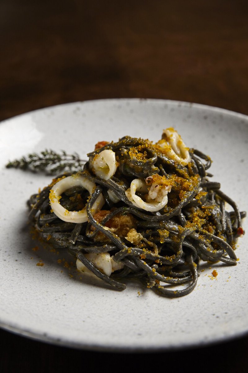 ViaVenetoSM's tweet photo. Tagliolini Neri | Black squid ink housemade tagliolini, fresh baby calamari, topped with bottarga. https://t.co/pCtXoLQqM6