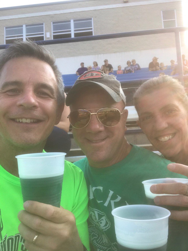 Solontdubb's tweet photo. With @littlebitruns & @kitchnequiper @StCloudRox game. St Pattys Night! π#roxsolidselfie https://t.co/jpzuLLKbjA