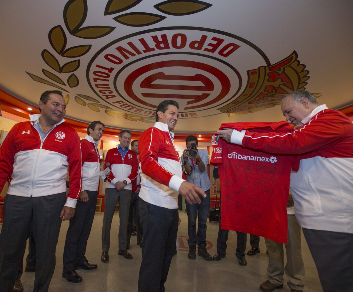 PresidenciaMX's tweet photo. El Presidente @EPN agradeció la distinción de acompañar al @TolucaFC en la reinauguración del Estadio Nemesio Diez. https://t.co/yGnlJyDian https://t.co/lmlAfNm6dV