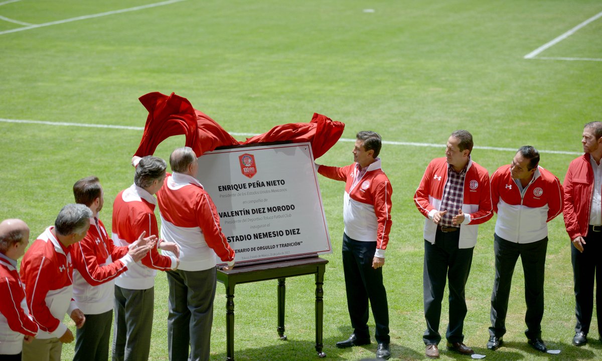 PresidenciaMX's tweet photo. El Presidente @EPN agradeció la distinción de acompañar al @TolucaFC en la reinauguración del Estadio Nemesio Diez. https://t.co/yGnlJyDian https://t.co/lmlAfNm6dV