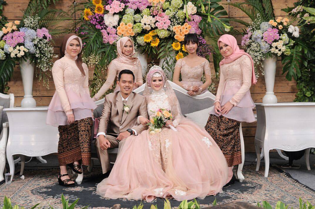 ernade_office's tweet photo. Debby and her bridemaids 😍😍👻 @debbyhernanda
Make up by : @ginnasusant for @ernadeoffice
Gown by : @ernasukarya https://t.co/xim8QxBiOj