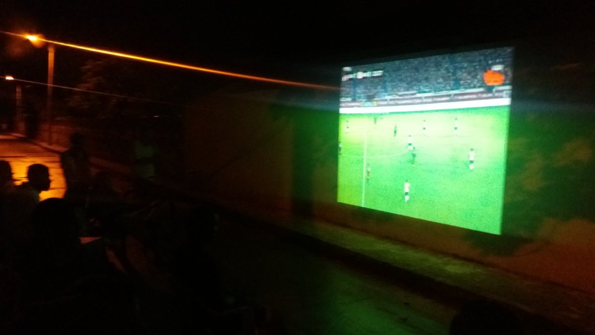 MabeMelendezM's tweet photo. Las vainas de mi pueblo. #VideoBeam en plena calle. #PartidoDeJunior #PlenoCallejón 😆 https://t.co/OPEULsjhXK