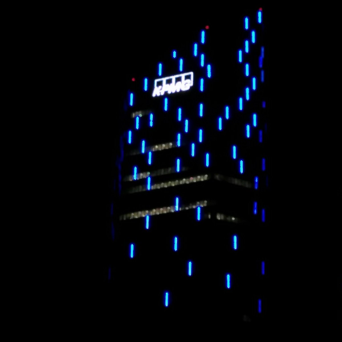 dayer's tweet photo. Sospecho que entre las Cuatro Torres hay una competición de iluminación nocturna
#CésarPelli #2009 #CuatroTorres #249m https://t.co/VgnHQwMFSC