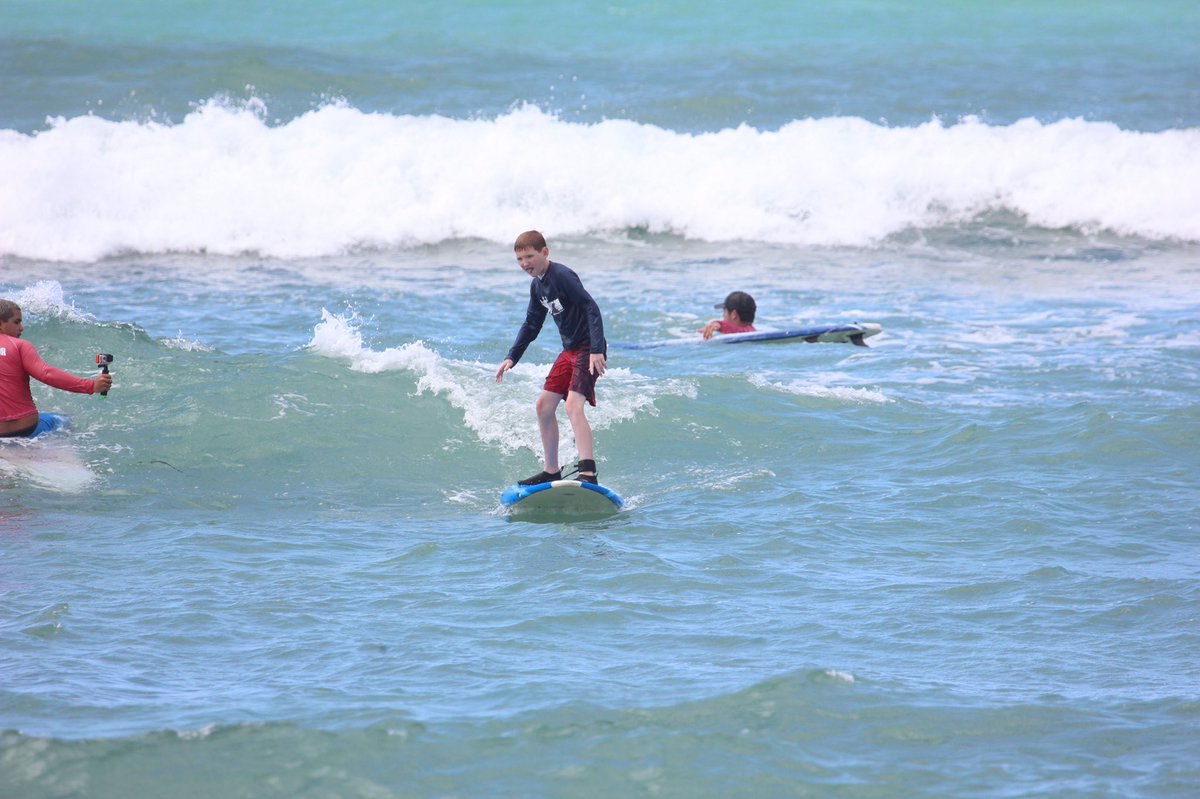 SurfHNLwest's tweet photo. SurfHNL crew members in full action 🤙🏽 @FSOahu @HawaiianAir @DisneyAulani @KoOlinaResort https://t.co/5UEImsrc9y