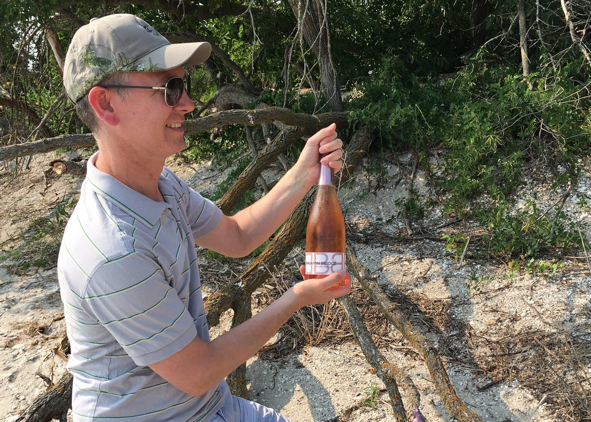 ScottsGrapevine's tweet photo. Enjoying a 2010 Benjamin Bridge Sparkling Rosé on Reed Island in Lake Manitoba. @Benjamin_Bridge https://t.co/CajEBsOmii