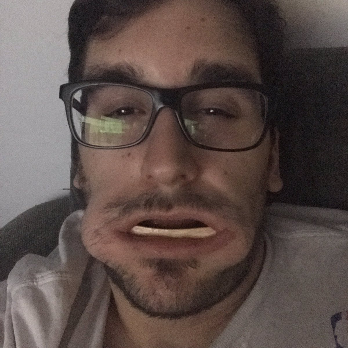 mangelrogel's tweet photo. Soy el unico que hace esta gilipollez con algunos palos de los helados? https://t.co/0Pq349Trml