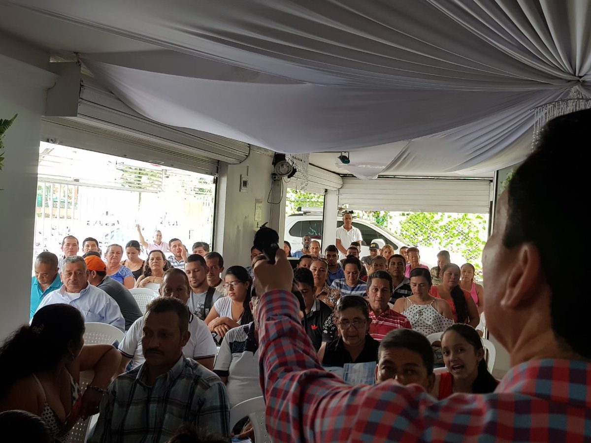 MGrepresentante's tweet photo. #YoSoyMarioGermán en la comuna 15 con el líder Luis Daniel Hurtado. Reiteramos q el Agro-Colombiano debe recibir la mano generosa del Estado https://t.co/pNsyFTs39S