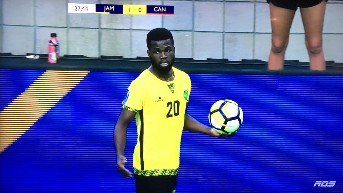 MLapriseRDS's tweet photo. La fille derrière a des faces de bébés à la place des rotules. Spécial quand même. #JamVsCan #GoldCup #RDS https://t.co/qudJ0HSxUX
