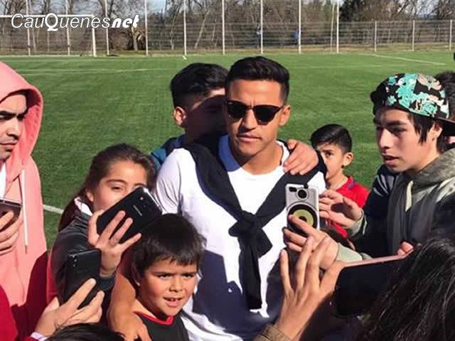 cauquenesnet's tweet photo. Alexis Sánchez llegó a Cauquenes en visita solidaria https://t.co/C6hlwFHl9O https://t.co/kZrh1uEJpi