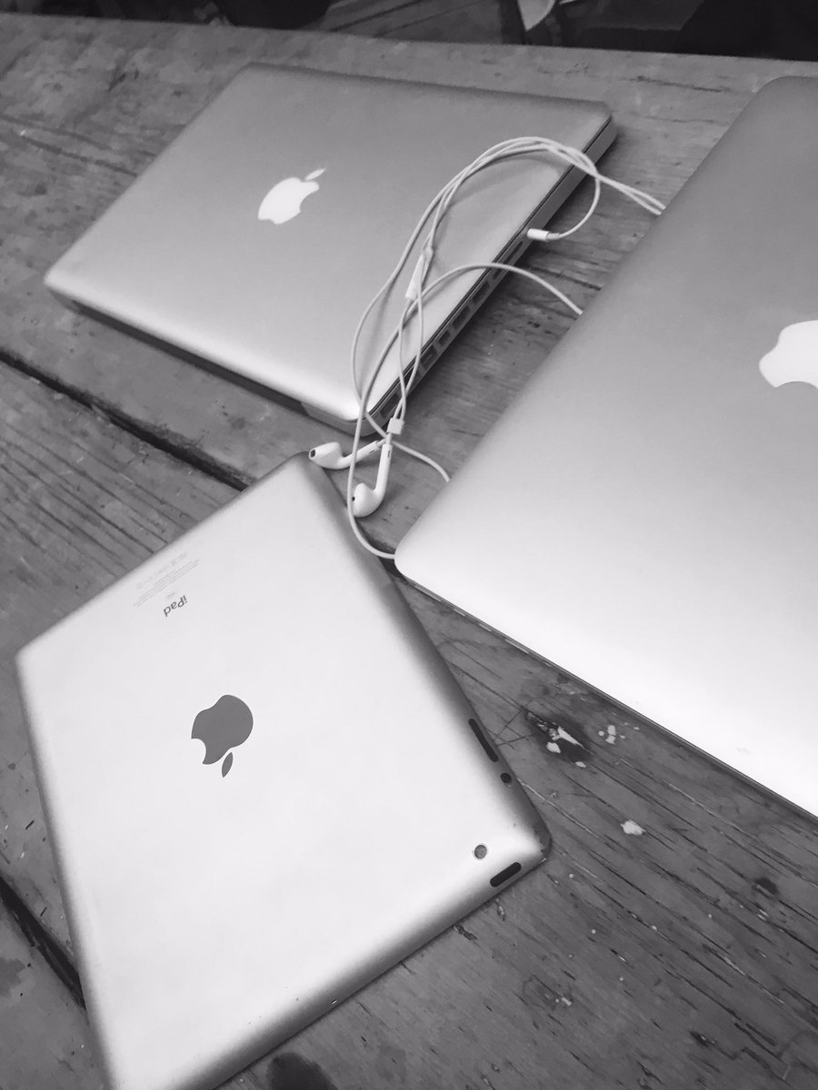 4Doyley's tweet photo. When the kids have better devices than you! 🤔
#applemac
#secondgenerationipad 🙋🏼
#needupgrade https://t.co/KKSh5ASKiT
