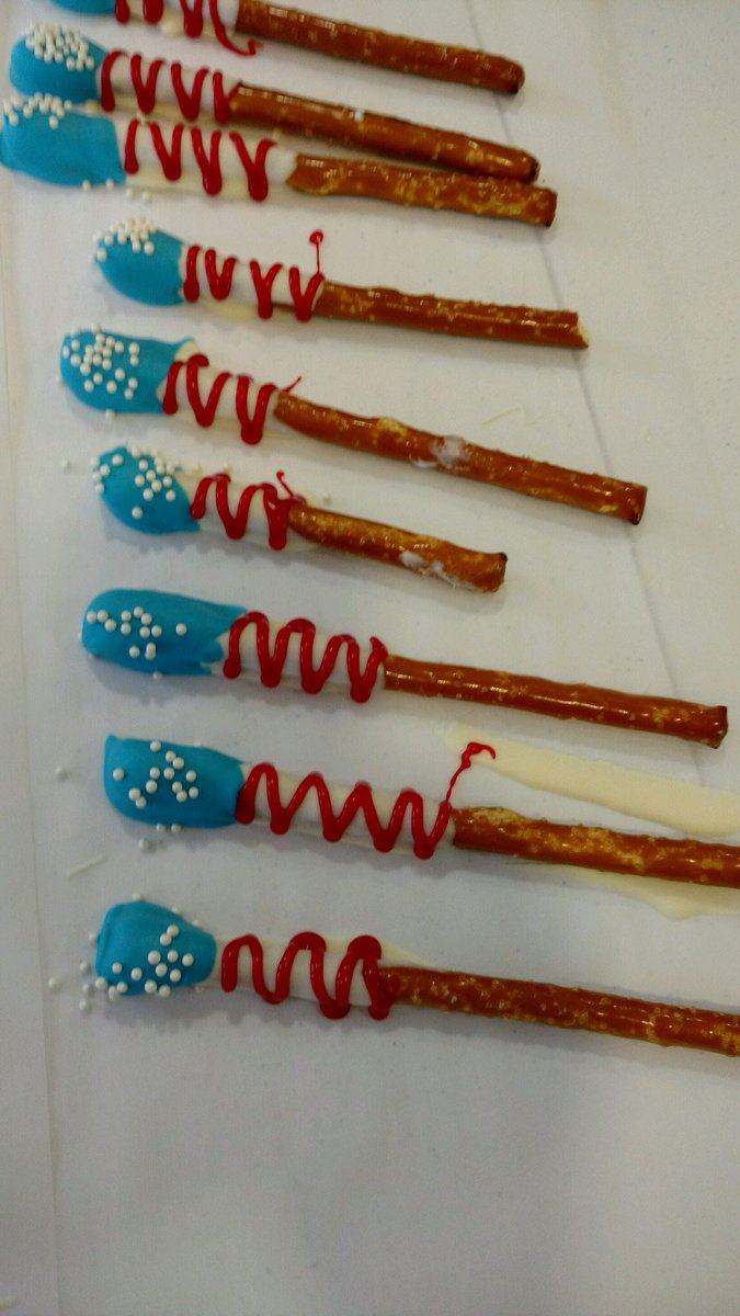 AdTheoaks's tweet photo. Miss Fern who's almost 100 gives her thumbs up for our freedom stick pretzels the Oaks bakery made up❤️ @TheOaksRet #Frontierculture https://t.co/EpAElES0Ru