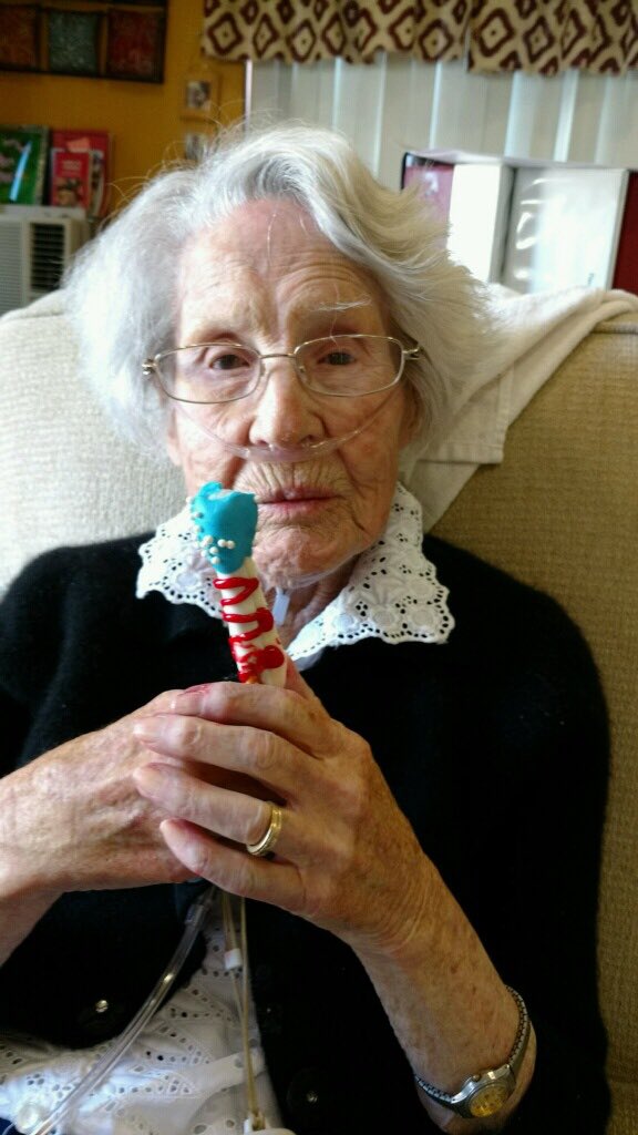 AdTheoaks's tweet photo. Miss Fern who's almost 100 gives her thumbs up for our freedom stick pretzels the Oaks bakery made up❤️ @TheOaksRet #Frontierculture https://t.co/EpAElES0Ru