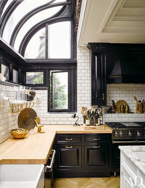 pureplumbinglv's tweet photo. UHM Yes! I would be in this kitchen all day! #NaturalLighting #CurvedWindows https://t.co/tN2mgCKcR5