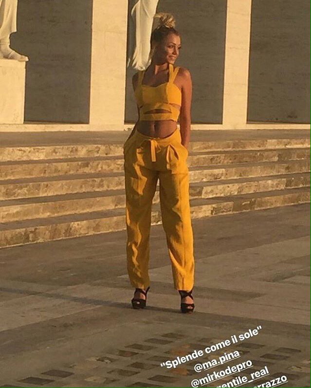 mapinaUfficiale's tweet photo. Altre foto di oggi durante lo shooting 🌹📸 La mapa in giallo 😍 https://t.co/1nJPy0TUNl