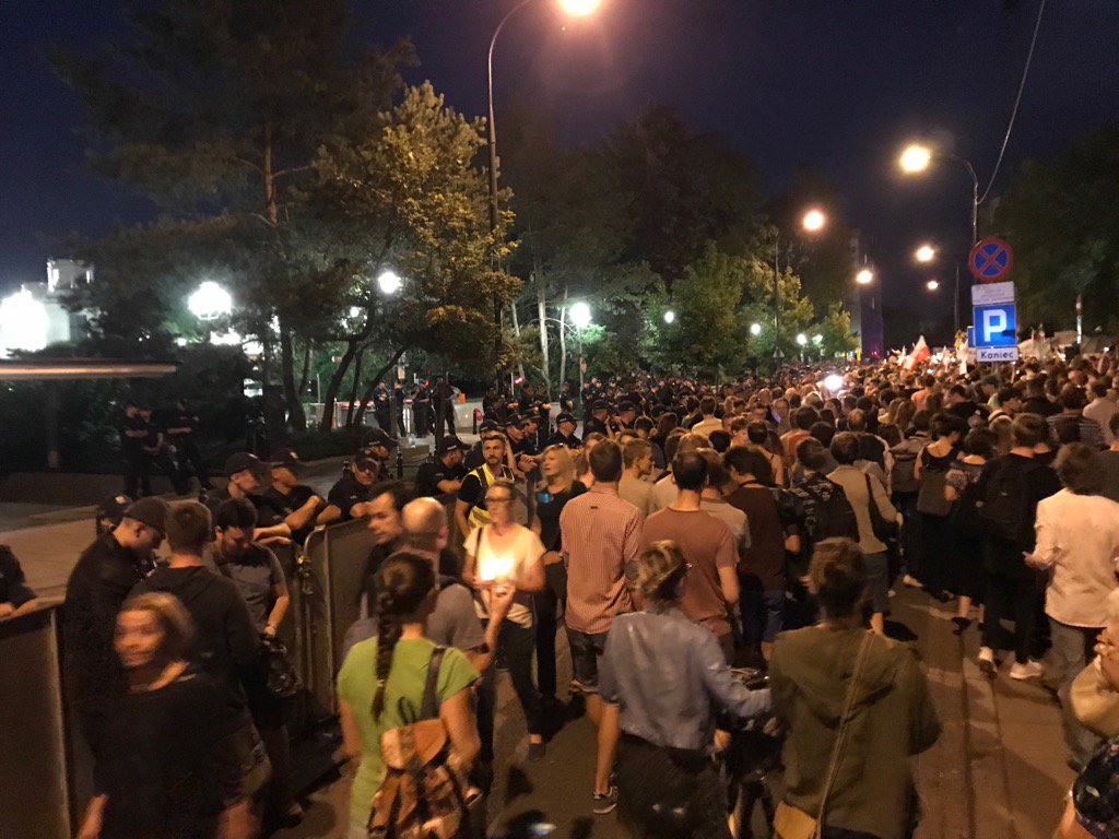 marcingoettig's tweet photo. One of biggest protests this year against ruling PiS party and its judicial overhaul. Estimates at 50k. #Poland https://t.co/m9G4LsVr9s