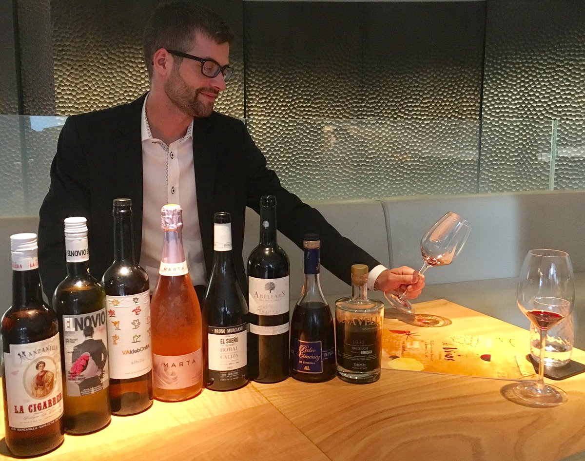 deVinosUK tweet media