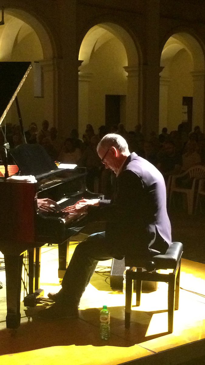 amminDanieledaC's tweet photo. Spettacolare "a solo" di #MarioPanebianco, belle #improvvisazioni al suo #concerto al #Peperoncino @fest_jazz #Castrovillari #Protoconvento https://t.co/EghwN1IIhc