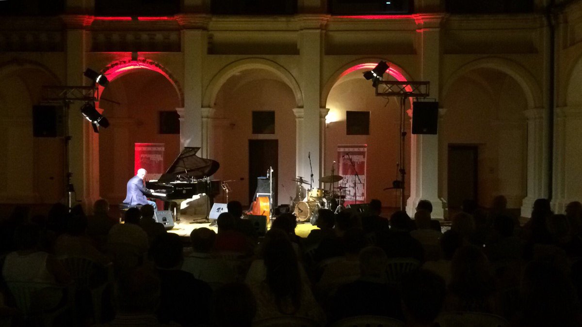 amminDanieledaC's tweet photo. Spettacolare "a solo" di #MarioPanebianco, belle #improvvisazioni al suo #concerto al #Peperoncino @fest_jazz #Castrovillari #Protoconvento https://t.co/EghwN1IIhc