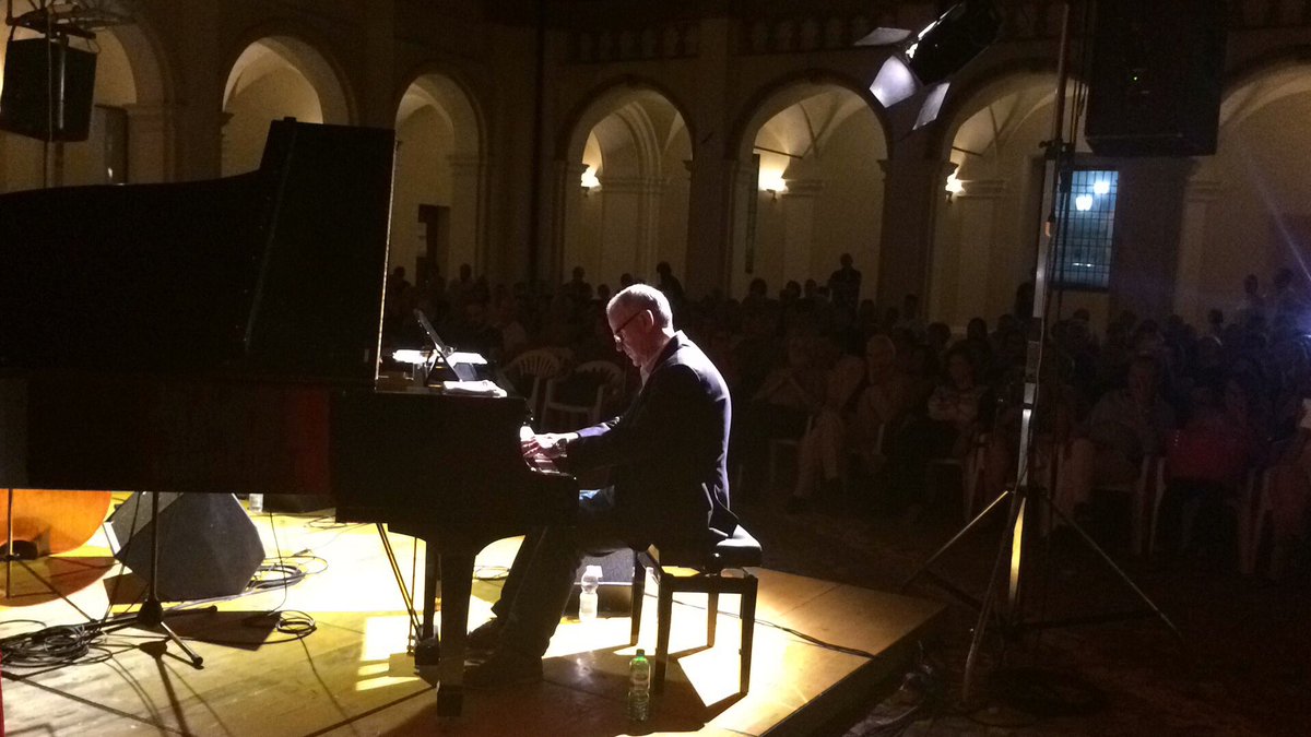 amminDanieledaC's tweet photo. Spettacolare "a solo" di #MarioPanebianco, belle #improvvisazioni al suo #concerto al #Peperoncino @fest_jazz #Castrovillari #Protoconvento https://t.co/EghwN1IIhc