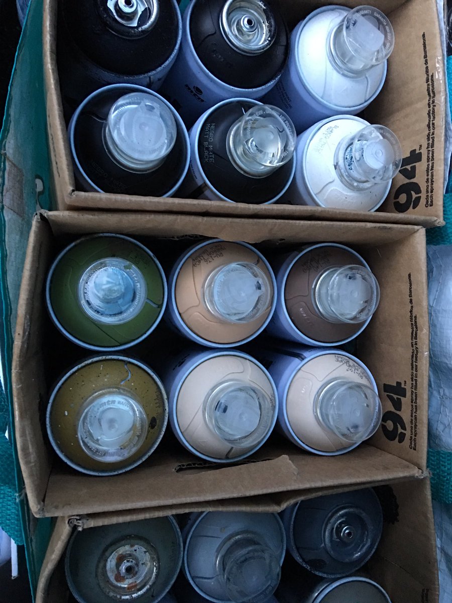 nedelecyohann's tweet photo. Qui s'arme de bombes de peinture 🎨 à #LeRelecqKerhuon ce soir? [Pas moi]🤐Cc @johan29480 @antoine_rhd #Teasing1 https://t.co/o4wq8vUsDR