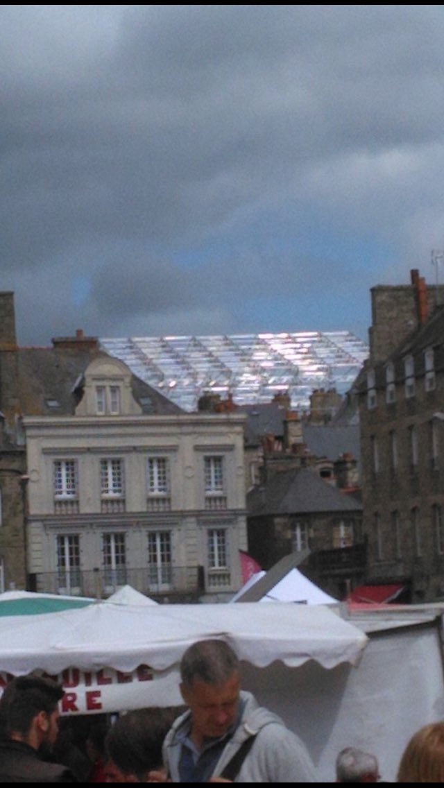 PGloriant's tweet photo. parapluie de la place des cordeliers vu de la place du marché. Occupation de la place terminée: un jour d'avance 💪🏽#gloriant @villededinan https://t.co/RGeR2p9j75