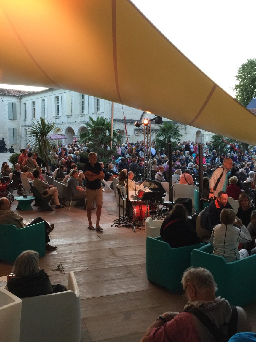 JP_Machon's tweet photo. Beaucoup de monde ce soir pour les premiers Jeudis aux jardins @Abbayeauxdames #Saintes https://t.co/9MxGQoY1wv