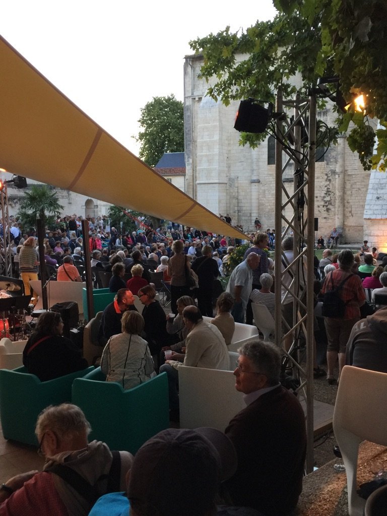 JP_Machon's tweet photo. Beaucoup de monde ce soir pour les premiers Jeudis aux jardins @Abbayeauxdames #Saintes https://t.co/9MxGQoY1wv