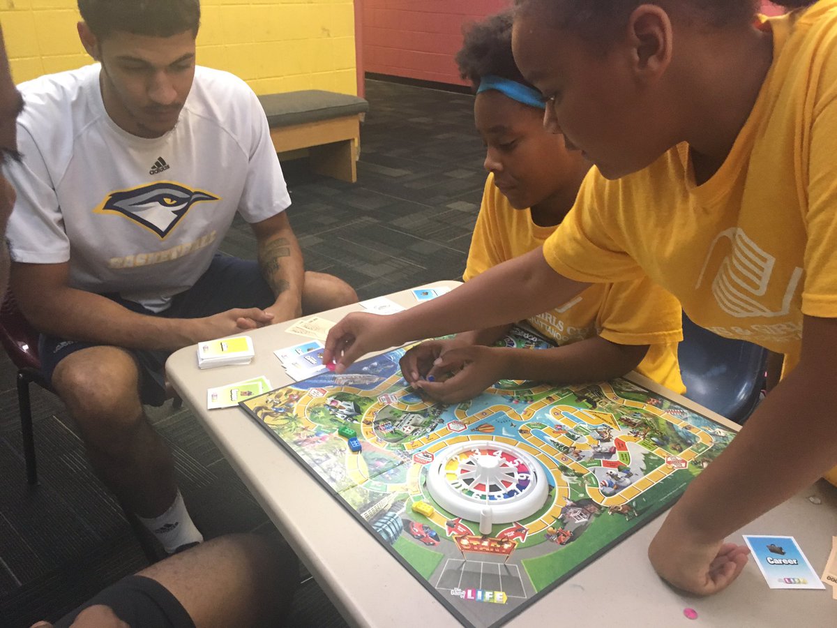 ChattanoogaPD's tweet photo. #ChattPD teaming up w/ @GoMocsFB &amp; @GoMocsMBB to shoot hoops &amp; have some fun w/ kids at @bgccha https://t.co/eex5fyFWsK