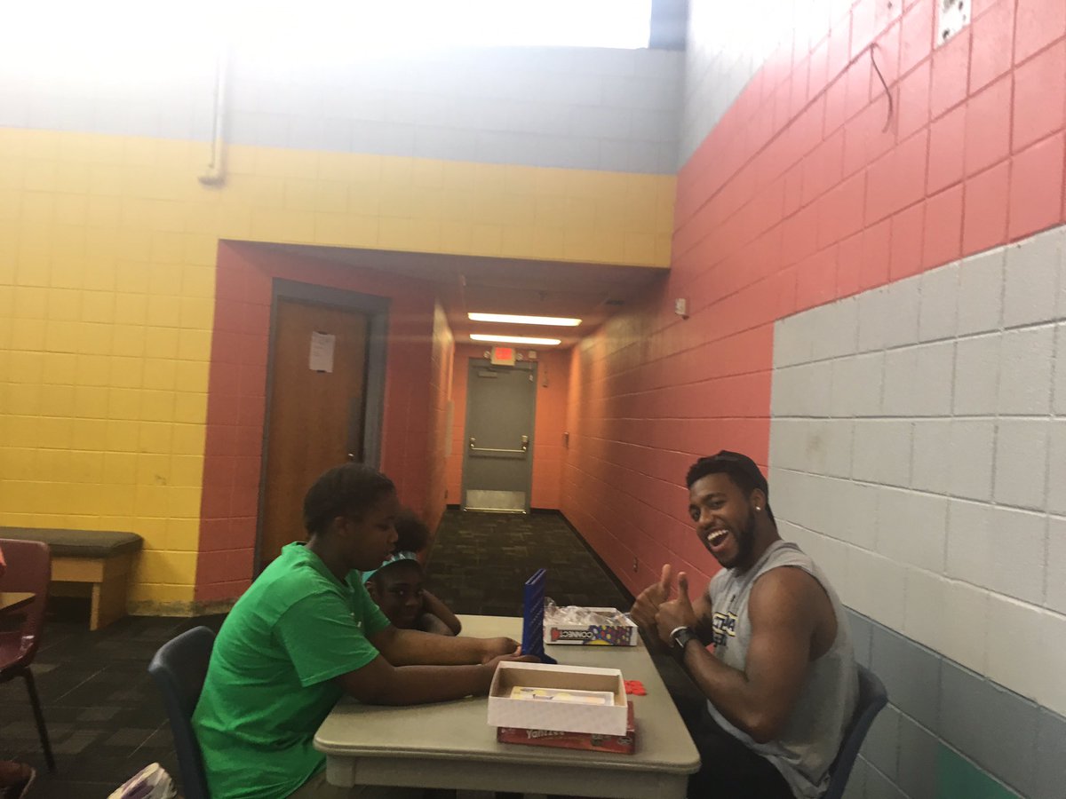 ChattanoogaPD's tweet photo. #ChattPD teaming up w/ @GoMocsFB &amp; @GoMocsMBB to shoot hoops &amp; have some fun w/ kids at @bgccha https://t.co/eex5fyFWsK