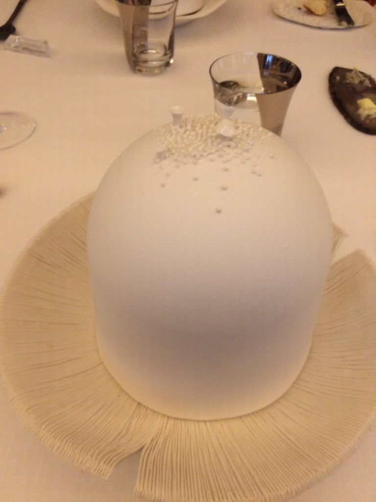 Stephbou08's tweet photo. Fier et heureux de dîner dans la porcelaine de mon épouse #olga.etc @hoteldecrillon Table de #ChristopherHache #LEcrin exceptionnelle https://t.co/YwT26fWNiR