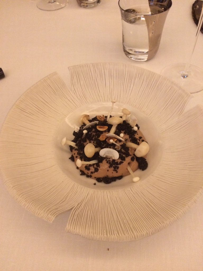 Stephbou08's tweet photo. Fier et heureux de dîner dans la porcelaine de mon épouse #olga.etc @hoteldecrillon Table de #ChristopherHache #LEcrin exceptionnelle https://t.co/YwT26fWNiR
