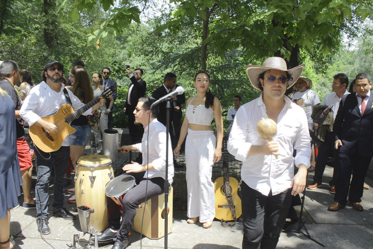 minieto's tweet photo. Celebrando el grito de independencia en @CentralParkNYC con nuestra comunidad y cuerpo diplomático y la alegria de la música @Nilkoandreas https://t.co/5yUC8O6Yt7