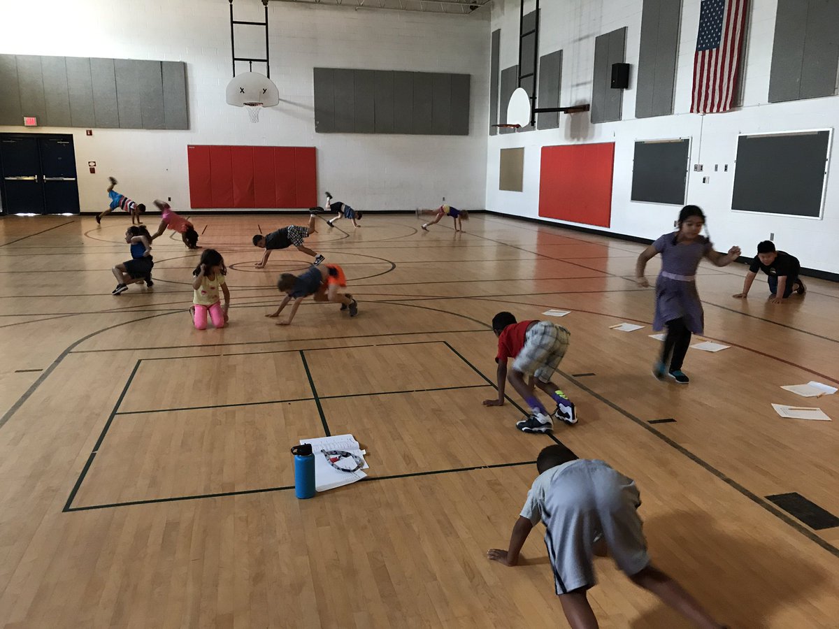 JulieArasi's tweet photo. How we learn about the respiratory and muscular systems at @SaratogaESFCPS! Hands on learning for our Young Scholars! #summeroflearning https://t.co/Imiyo3fY01