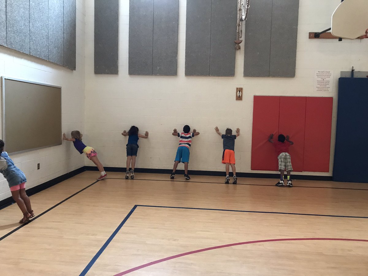 JulieArasi's tweet photo. How we learn about the respiratory and muscular systems at @SaratogaESFCPS! Hands on learning for our Young Scholars! #summeroflearning https://t.co/Imiyo3fY01
